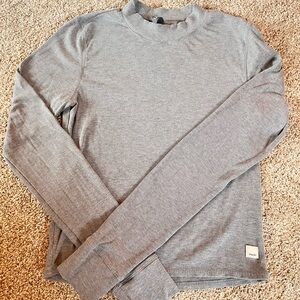 Vuori Women's Gray Long Sleeve Tee - Medium